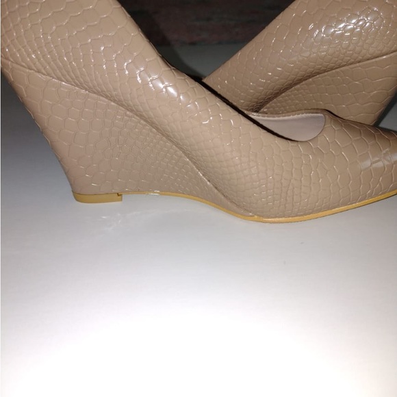 Official., wedge high and comfortable. Brand new - Picture 5 of 7